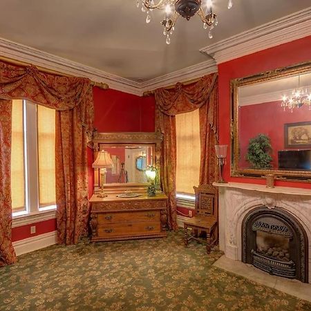 Merry Mansion East Dubuque ภายนอก รูปภาพ