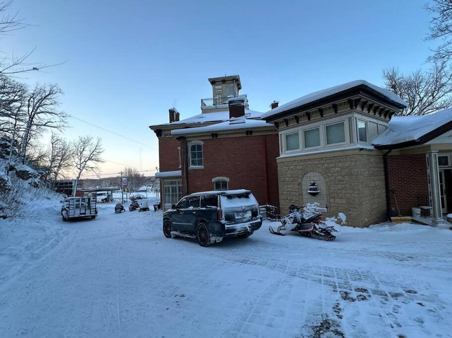 Merry Mansion East Dubuque ภายนอก รูปภาพ