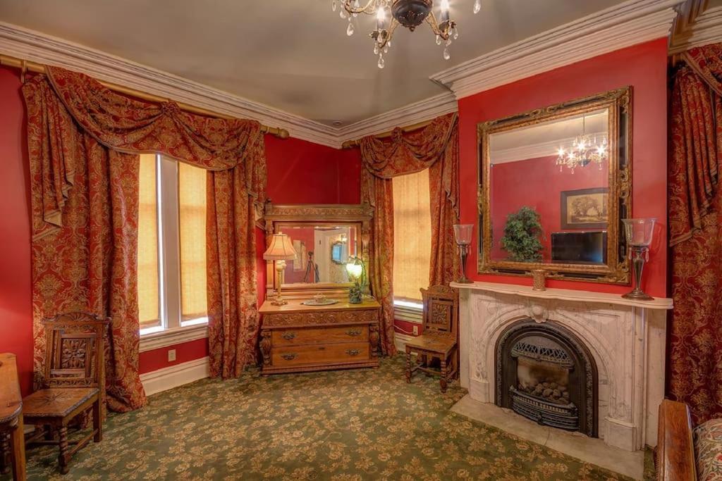 Merry Mansion East Dubuque ภายนอก รูปภาพ