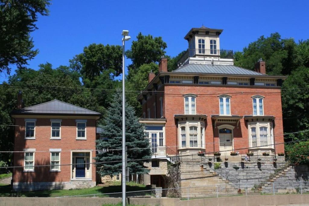 Merry Mansion East Dubuque ภายนอก รูปภาพ