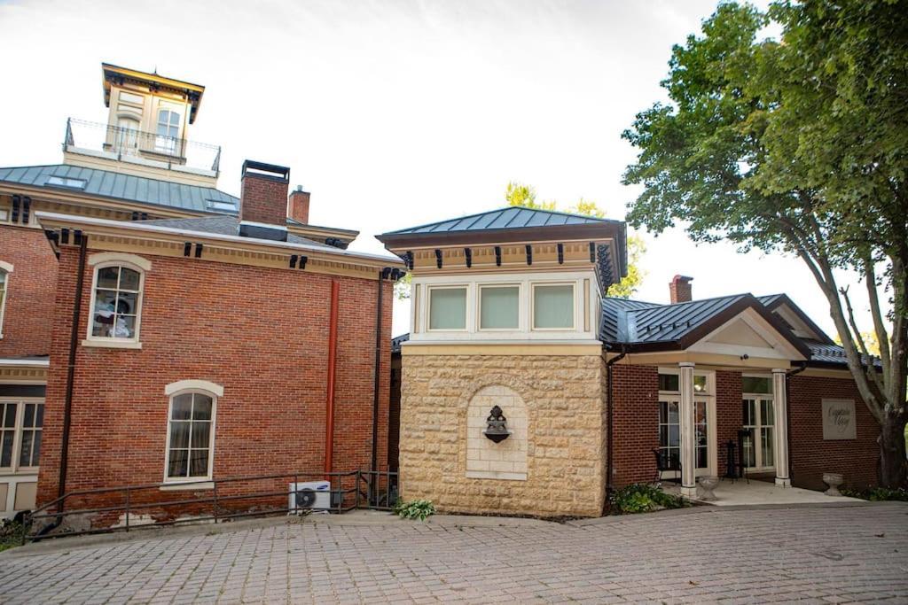 Merry Mansion East Dubuque ภายนอก รูปภาพ