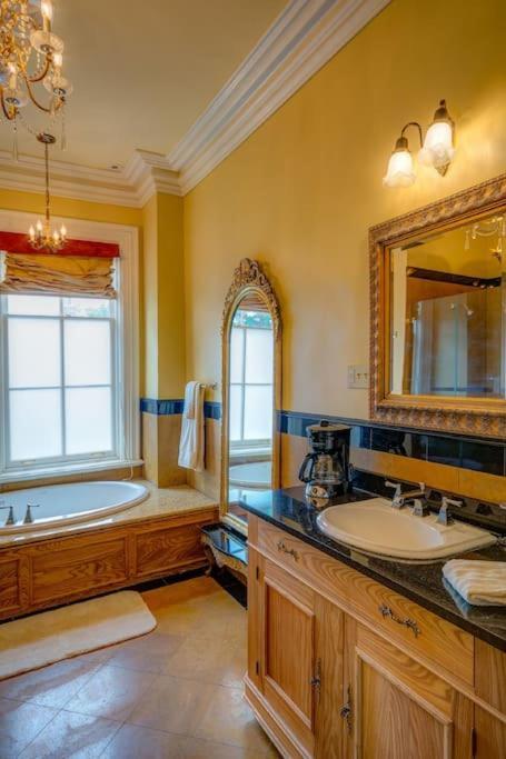 Merry Mansion East Dubuque ภายนอก รูปภาพ