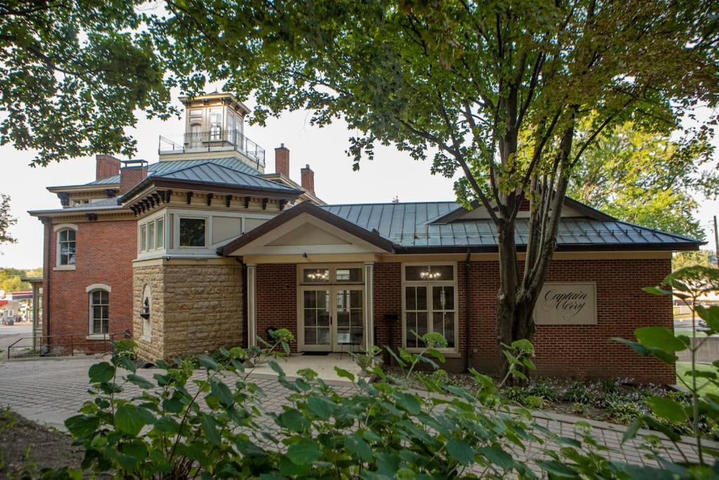 Merry Mansion East Dubuque ภายนอก รูปภาพ
